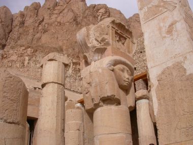 Statuer ved Hatshepsuts ddetempel.