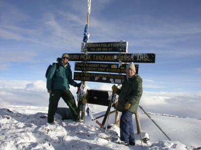 Mlet er net. Kim og Gitte p Uhuru Peak i 5.895 m.