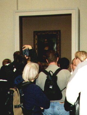 Bag menneskemngden hnger Mona Lisa