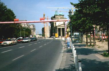 Lyserd "bykunst" med Brandenburger Tor i baggrunden
