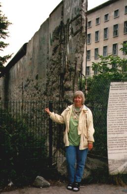 Den sidste stump tilbagevrende mur findes i Niederkirchnerstrasse