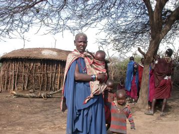 Masaikvinde med hendes børn.
