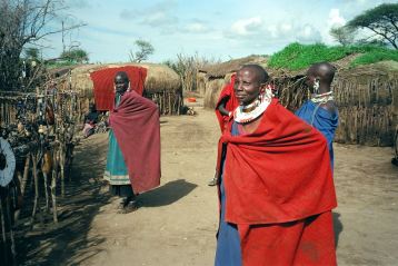 Masaikvinder i landsby.